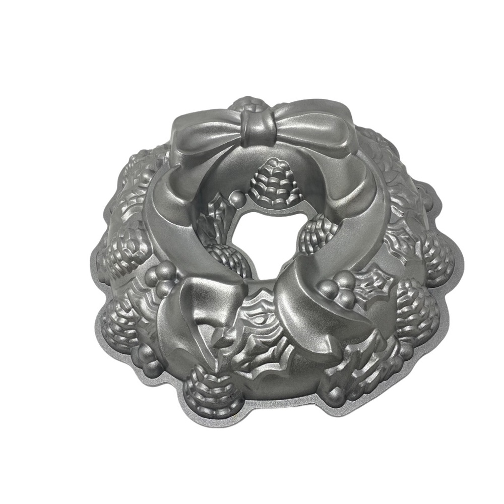 Nordic Ware Holiday Wreath with Ribbon  Bundt Cake Pan Heavy Cast Aluminum